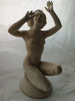 Статуэтка фарфоровая