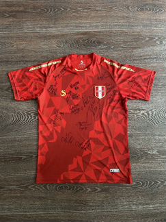 Футболка с автографами игроков сборной Перу