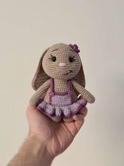 Вязаные зайки ручной работы