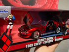 Модель Chevrolet Corvette и фигурка Харли Квин