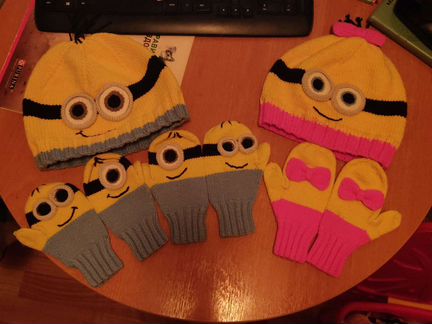 Шапка и варежки Миньоны ручной работы