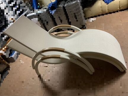 Шезлонг из искуственного ротанга