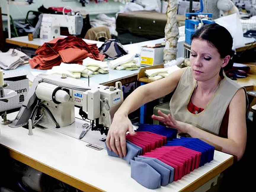 Пром пошив. Фабрика по пошиву одежды. Швейный цех по пошиву одежды. Шитье трикотажных изделий. Завод пошива одежды.