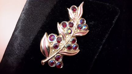 Брошь чешское стекло 