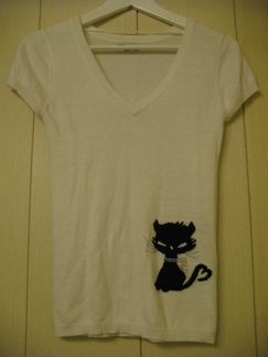 Белая кофточка безрукавка с черным котом