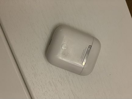 Apple airpods первые (без одного наушника)