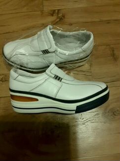 Кроссовки женские