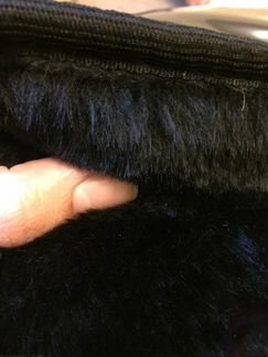 Меховая накидка на сиденье автомобиля