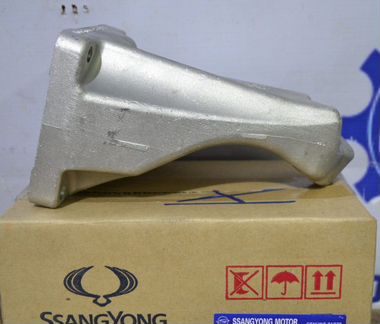 Кронштейн крепления двигателя D20DT 6652232004